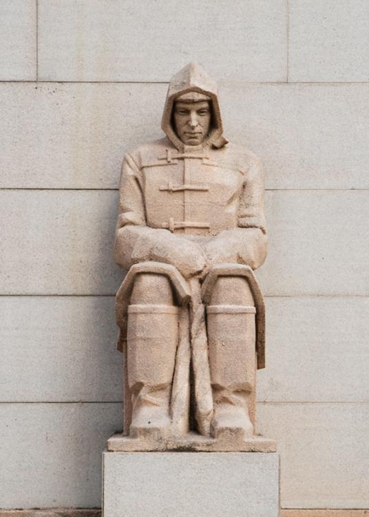 Photograph of the Naval Flag Signaller buttress sculpture on the Memorial's facade